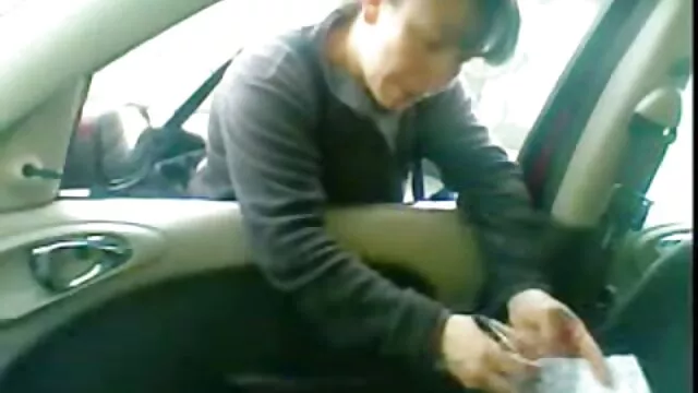 Milf de aspecto joven gana dinero videos de sexo español latino por un culo