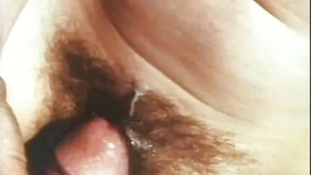 Chica asiática le gusta recibir mucho creampie porno en idioma latino