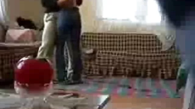 La adolescente rubia Natalia aprende a follar y chupar de una milf videos xxx latinos gratis