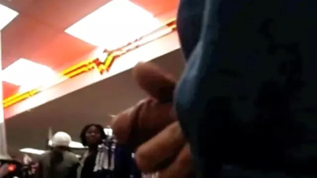 Chica sexy se masturba en la mesa de wwwchicaslatinas masajes y chupa la polla hasta