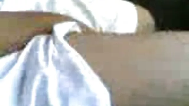 Tío de polla grande xxx latino maduras disfruta follando 2 bellezas asiáticas