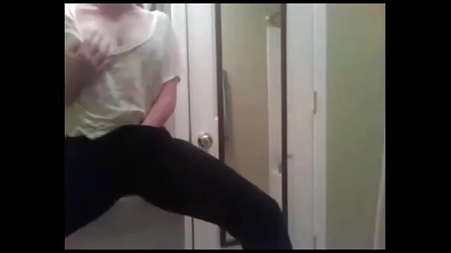 Joven rubia con tetas increíbles recibe dedos y follada xxx español latino en su coño afeitado