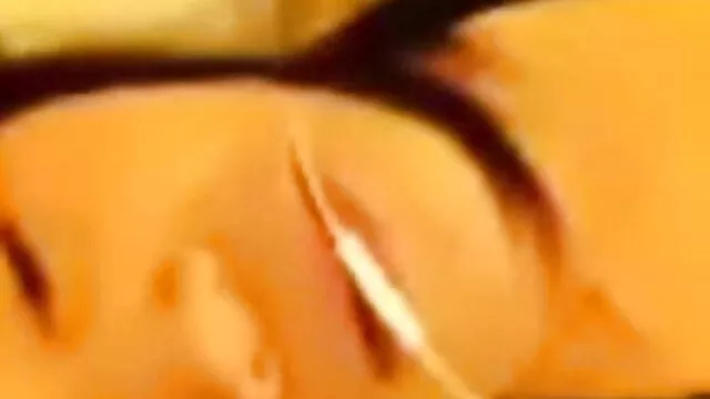 Joven sub obtiene sus piernas culonas latinasxxx y manos estiradas por maestro maduro