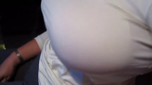 MILF rubia follada por el coño pormolatino y el culo en el sofá en un trío